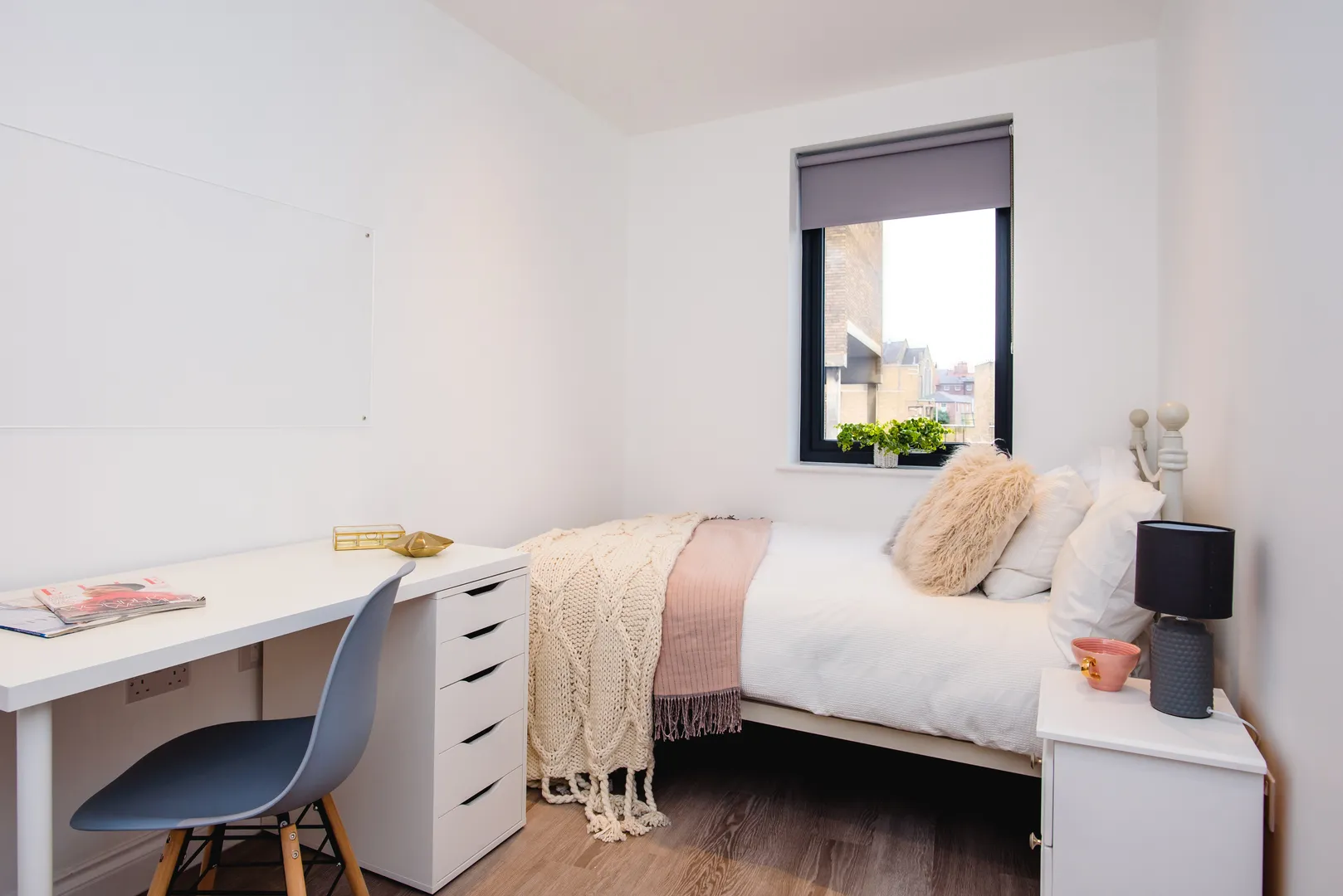 Flat F, 25 Lister Gate - Luxury 3 Bed City Centre Apartment - Image 1